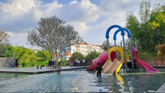 Asiknya Berenang di El Hotel Grande Malang
