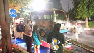 Angkot Di Kota Malang Terbakar Karena Korsleting Listrik
