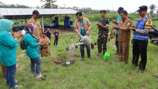 Jaga Cadangan Air Tanah Dengan Tanam Bibit Pohon di Lereng Bromo