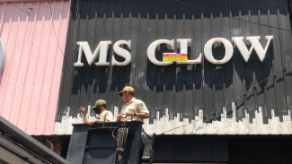 Telat Bayar Pajak, Reklame MS Glow Dipasang Stiker Satpol PP