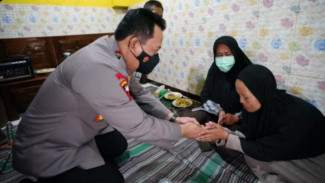 Kapolri Kunjungi Rumah Duka Korban Tragedi Kanjuruhan