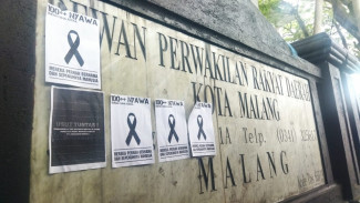 Spanduk, Pamflet Hingga Syal Bertebaran di Berbagai Sudut Kota Malang