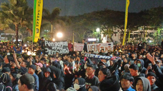 Aremania Gelar Doa Bersama di Bundaran Tugu