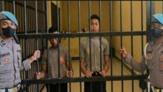 2 Oknum Polisi Viral Jilat Kue HUT TNI Dipecat