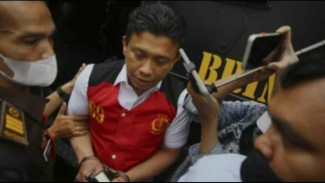 Reaksi Netizen Lihat Ferdy Sambo Pegang Alkitab
