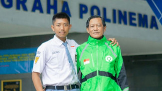 Dua Orang Anak Mitra Driver Gojek Asal Malang Dapat Beasiswa