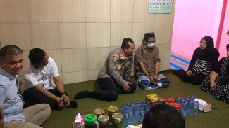 Kapolda Jatim Lakukan Takziah Ke Kediaman Korban Tragedi Kanjuruhan