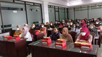 Para Pencari Kerja Kota Malang Diberi Skill MUA