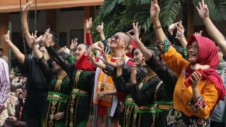 Belajar Tari, Siswa-Siswi di Kota Malang Diajari Didik Nini Thowok