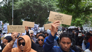 Geruduk Kantor Pos Ratusan Aremania Kirim Surat Untuk Jokowi