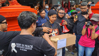 Kantor Pos Terkesan Aksi Simpatik Aremania Kirim Surat ke Presiden