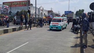 Aksi Simpatik Aremania Biarkan Ambulans Melaju Di Tengah Blokade Jalan
