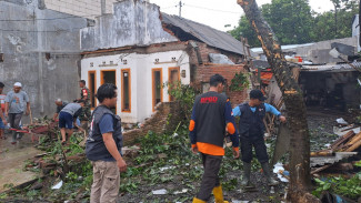 Atap Terbang Sejauh 200 Meter Timpa Rumah Warga Akibat Angin Kencang
