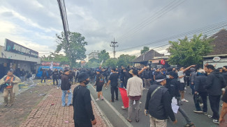 Datangi Kantor Arema FC, Demo Aremania Berakhir Ricuh