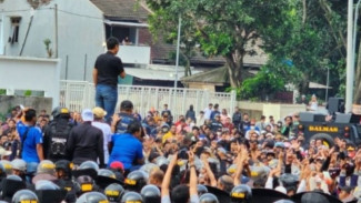 Insiden Gas Air Mata di Semarang, Polisi : Di Luar Stadion Boleh
