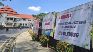 Penampakan Karangan Bunga Dukungan Untuk Wahyu Kenzo di Tugu Kota Malang