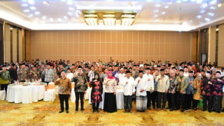 Gubernur Khofifah Sebut Peran Eko-Tren OPOP Bikin Santri Berdikari di Bidang Ekonomi
