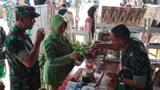 Saat Anggota TNI AD dan Ibu-ibu Persit di Malang Ikut Berwirausaha Lewat Pasar Murah