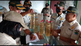 Satpol PP Razia di Bulan Ramadhan, Temukan Puluhan Liter Miras Oplosan di Kota Malang