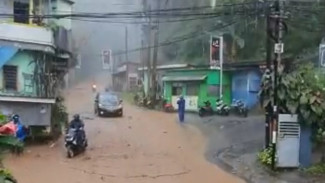 Sampah dan Pakaian Bekas Jadi Penyebab Banjir di Songgoriti Kota Batu