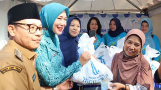Dalam Sekejap Paket Sembako Tugu Tirta Laris Manis Diborong Warga di Pasar Ramadhan
