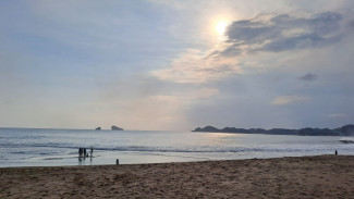 Pantai Ungapan Mulai Diserbu Wisatawan di Momen Libur Lebaran