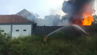 Konsleting Listrik, Gudang Penyimpanan Plastik di Jombang Terbakar