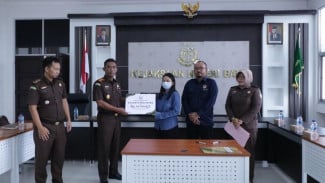 Kejari Batu Serahkan Restitusi Untuk Korban Ko Jul SPI