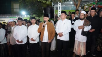 Isak Tangis Keluarga Iringi Pelepasan 204 CJH Kota Batu