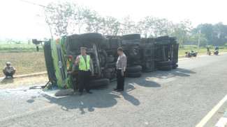 Hindari 3 Orang yang Menghadang, Truk Kontainer Terguling di Jombang
