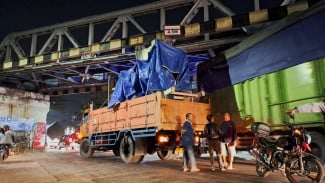 Truk Pengangkut Mesin Tabrak Pengaman Jalur Rel Kereta Api di Bok Glodok Malang