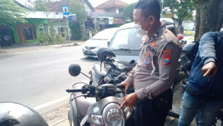 Dua Sepeda Motor Scoopy di Jombang Adu Moncong, Satu Orang Patah Tulang