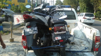 Seruduk Mobil, Pengendara Sepeda Motor di Jombang Tertabrak hingga Luka-luka