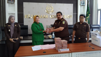 Kejari Batu Serahkan Uang Kerugian Negara Rp950 Juta Kepada Bank Jatim