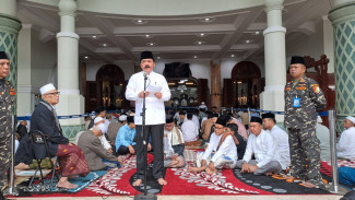 Menteri Hadi Serahkan 10 Sertifikat Tanah Wakaf di Kota Malang