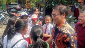 Ahmad Basarah Serahkan Langsung Bantuan PIP ke Siswa di Kota Batu