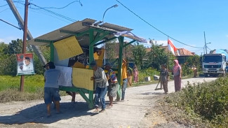 Emak-emak di Jombang Halangi Akses Lalulintas Pembangunan Sungai