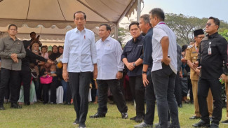 Warga Kota Malang Rela Antre Dan Berpanasan di Pasar Rakyat Demi Bertemu Jokowi