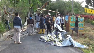 Keluhan Puluhan Tahun Tak Direspon, Warga Tutup Jalan Menuju TPA Tlekung