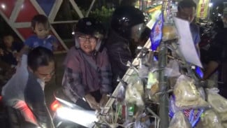 PKL di Jombang Bikin Gunungan Jajan untuk Dibagi Pengguna Jalan