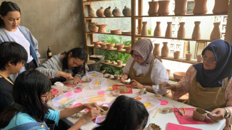 Mengenal Keramik Lewat Kolaborasi Ciamik Mahasiswa UMM dan Matahati Ceramics