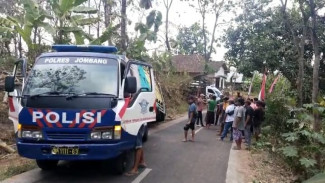 Ban Belakang Truk Muatan Kayu Bakar Copot di Jombang, Satu Orang Penumpang Tewas