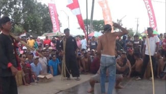 Kemarau Panjang Melanda, Warga Di Jombang Gelar Tradisi Ujung untuk Turunkan Hujan