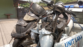 Ugal-ugalan saat Berkendara, Pengendara Motor di Jombang Tabrak Mobil yang Terparkir