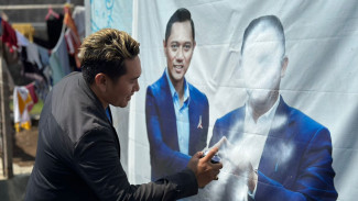Kader Demokrat di Pasuruan Copot dan Coret Baliho Bergambar Anies Baswedan