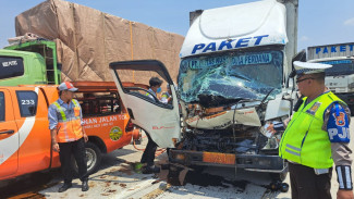 Sopir Ngantuk, Truk Boks Sruduk Truk Tangki di Tol Jomo