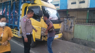 Jalan Menikung, Pengendara Motor Tabrak Truk Muatan Tebu Hingga Tewas di Jombang