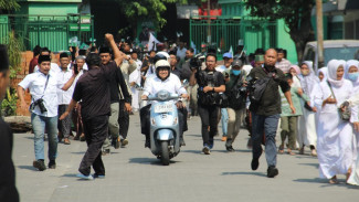 Saat Duet Cak Imin - Anies Berboncengan Naik Vespa ke Ponpes Mambaul Ma'arif