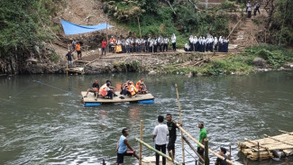 Siswa di Kota Malang Harus Menyeberang Menggunakan Rakit Menuju ke Sekolah