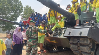 Senangnya Anak-anak di Pasuruan Diajak Naik Tank di Momen HUT ke 78 TNI